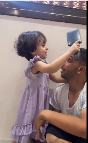 أنس الشريف يداعب ابنته