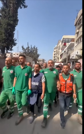 أنس الشريف يشيع جثامين زملائه في غزة قبل استشهاده