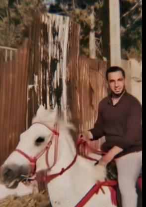 أنس الشريف يركب الخيل