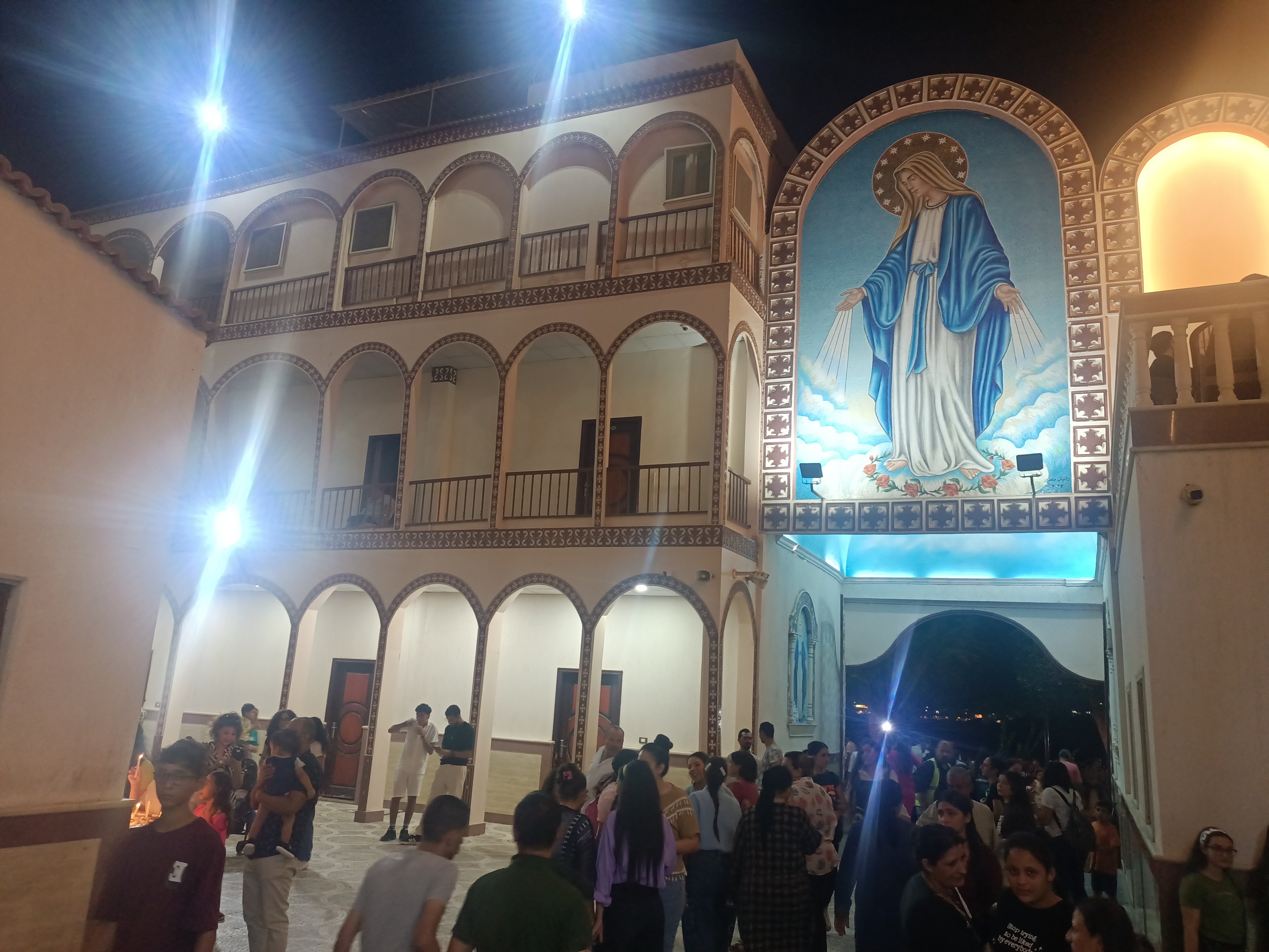 توافد الأقباط على الدير 