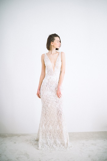 فستان زفاف دانتيل يناسب حفل زفاف على الشاطئ