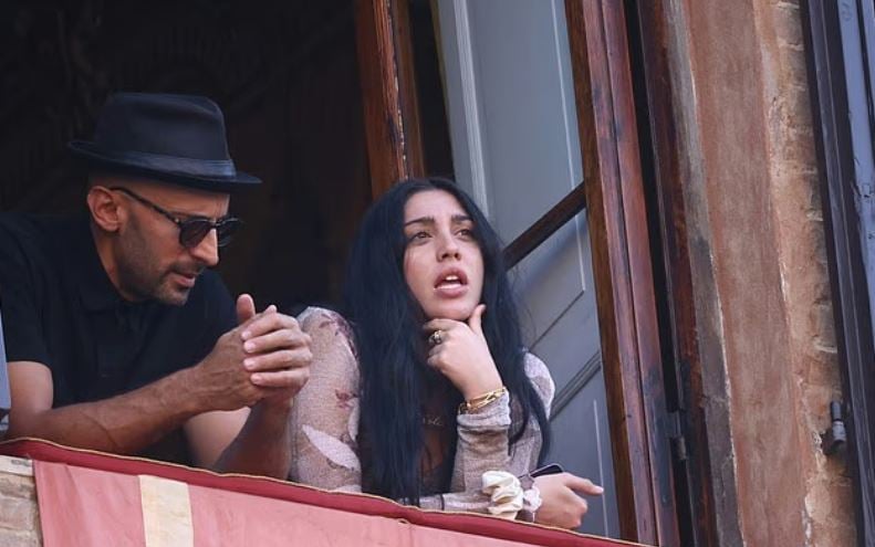 انضمت الابنة الكبرى لورديس، 28 عامًا، أيضًا إلى المرح حيث كانت تتجول مع أشقائها