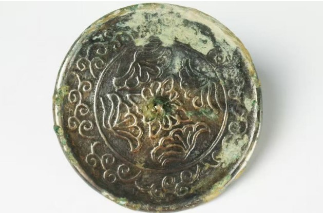 مرآة برونزية مرآة برونزية