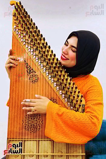 أمنية-صبري-تحتضن-أله-القانون أمنية-صبري-تحتضن-أله-القانون