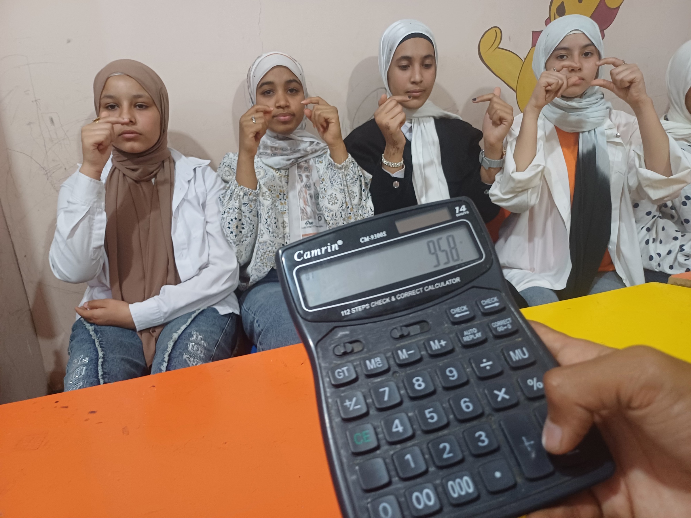 ‪أثناء إجراء العمليات الحسابية