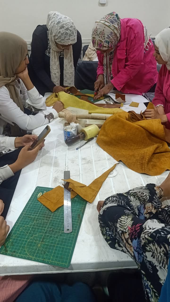 ورشة حرفية تدريبية لمنتجات الجلد الطبيعى