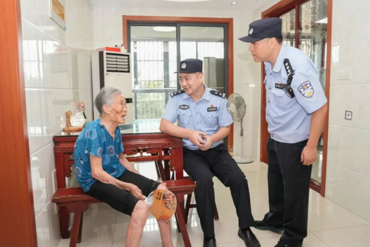 السيدة المسنة تعود للتواصل مع شقيقتها مجددا