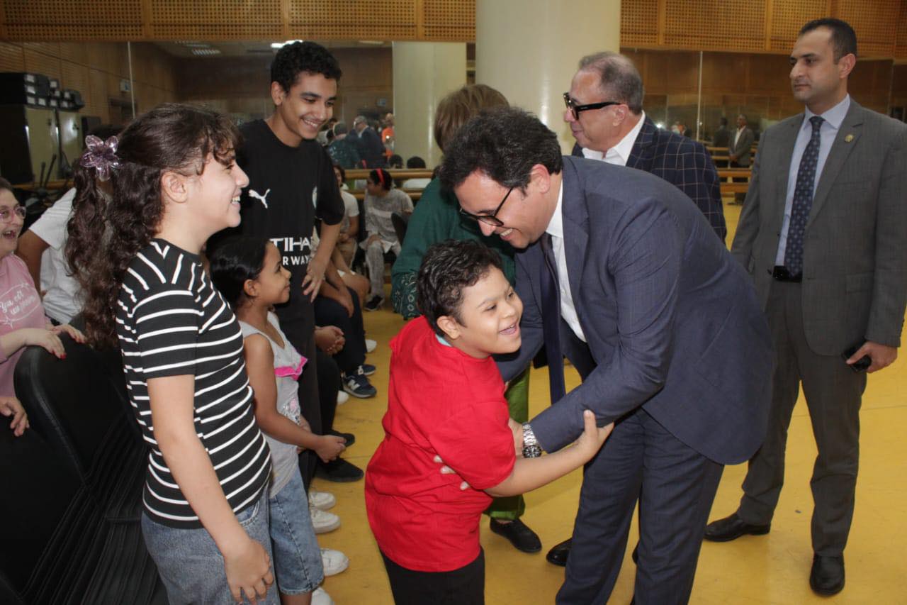 وزير الثقافة مع أحد الأطفال