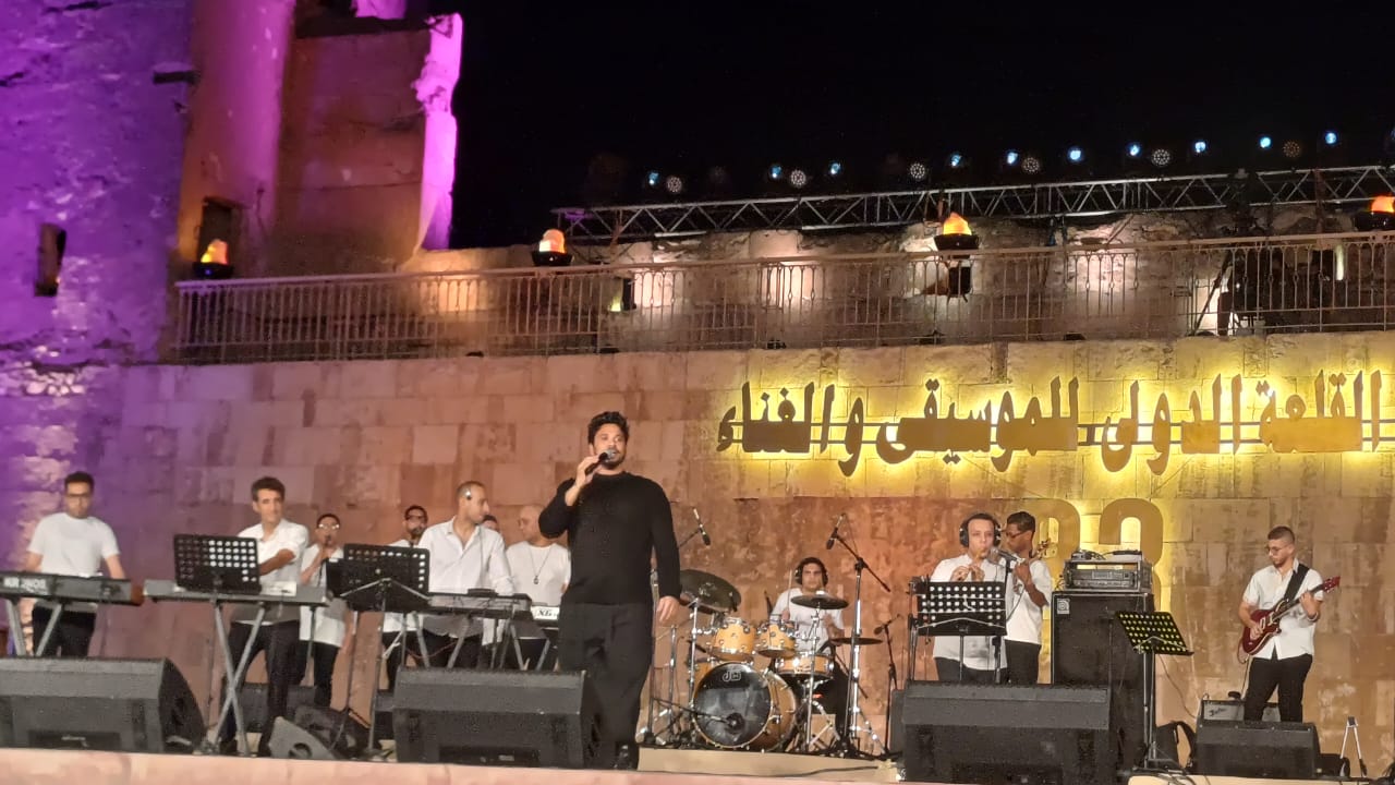 لفتة إنسانية لمصطفى حجاج مع أطفال من ذوي الهمم بمهرجان القلعة (1)