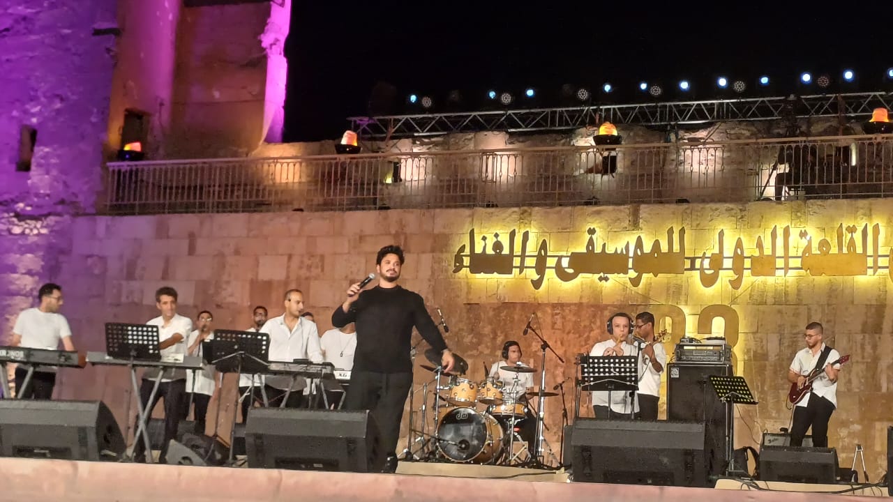 لفتة إنسانية لمصطفى حجاج مع أطفال من ذوي الهمم بمهرجان القلعة (2)
