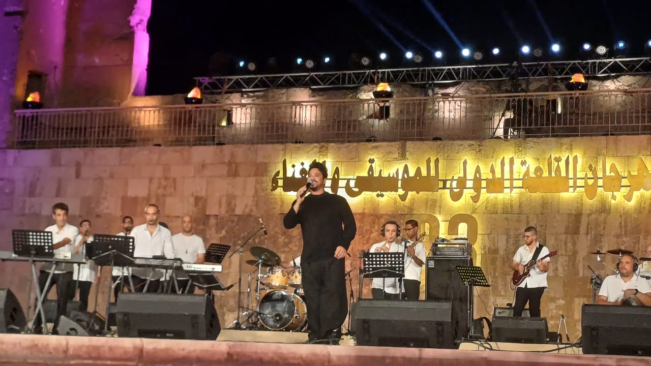 مصطفى حجاج يبدأ حفله بمهرجان القلعة بأغنية يابتاع النعناع (1)