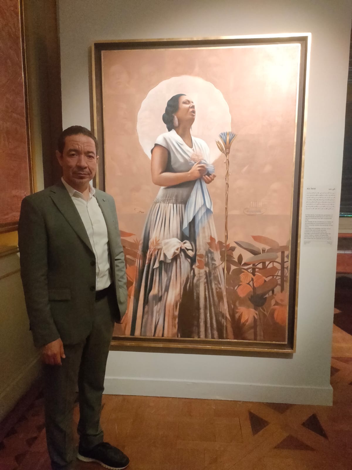 الفنان الدكتور على سعيد بجانب لوحته