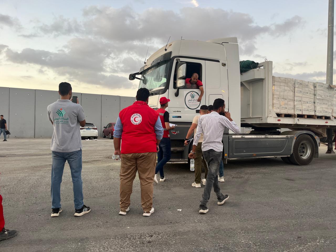 دخول عدد من شاحنات من المساعدات الغذائية والطبية عبر معبر كرم أبو سالم