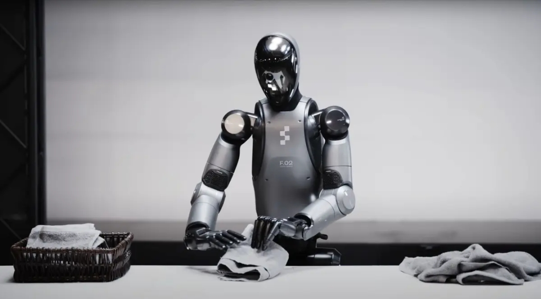 روبوت يطوي الملابس بعناية