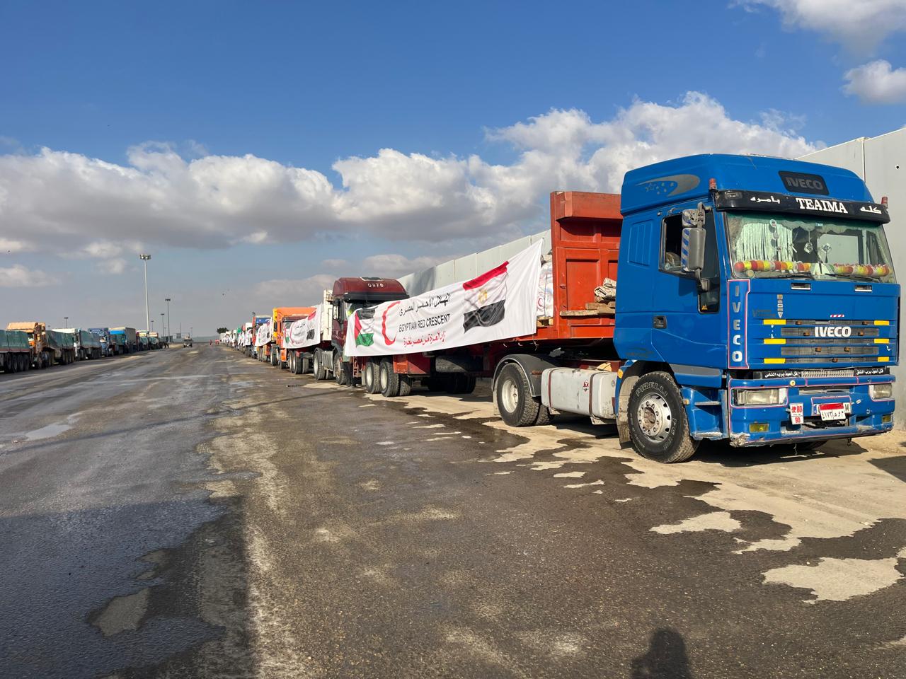 شاحنات من المساعدات الغذائية