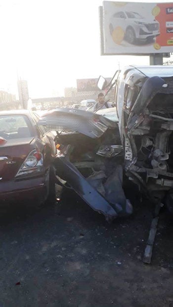41724-انقلاب-سيارة-جامبو-واصطدامها-بملاكى-أعلى-الدائرى-اتجاه-المريوطية-(1)