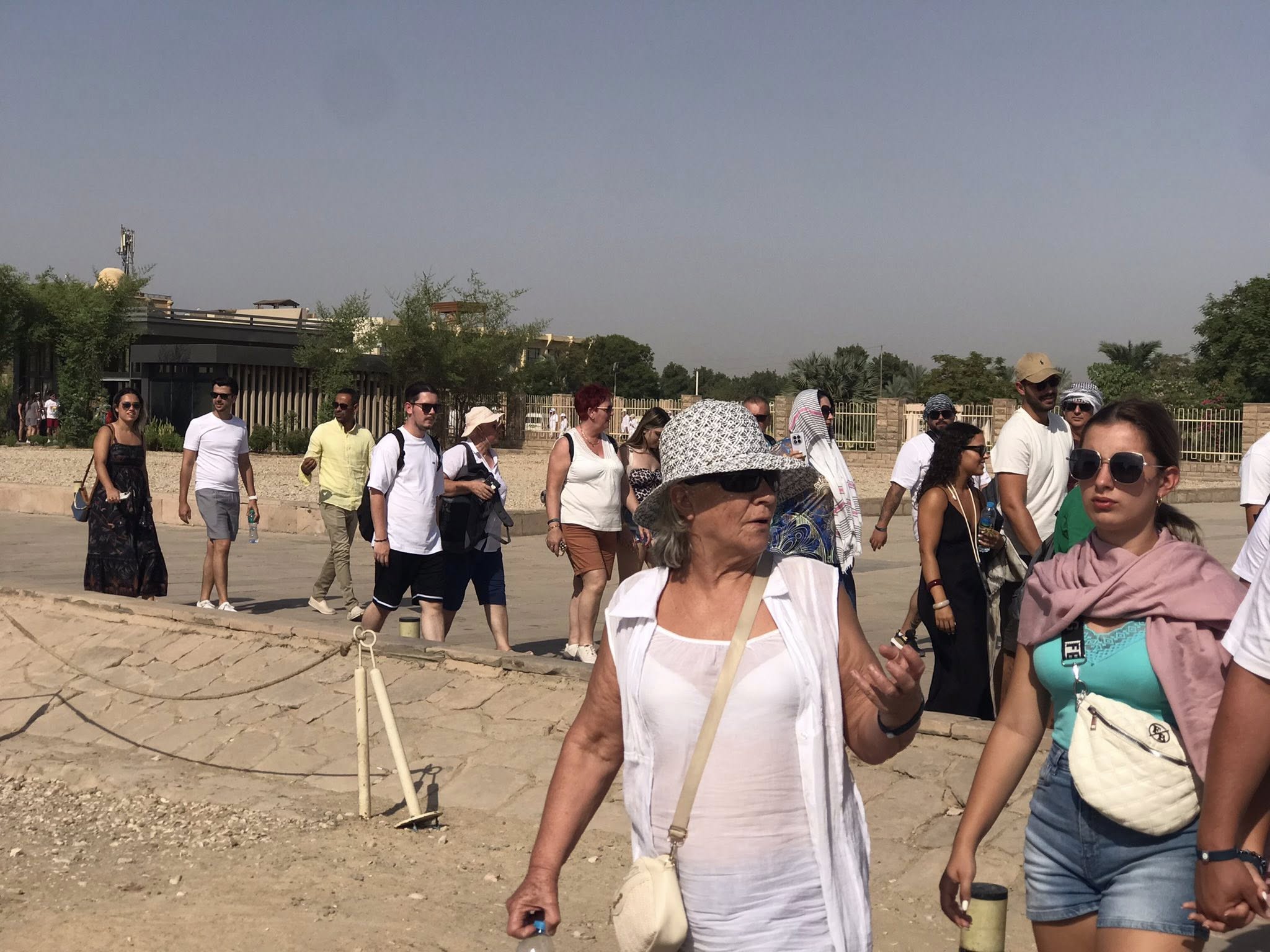 الإقبال السياحى صباحاً على معابد الكرنك الإقبال السياحى صباحاً على معابد الكرنك