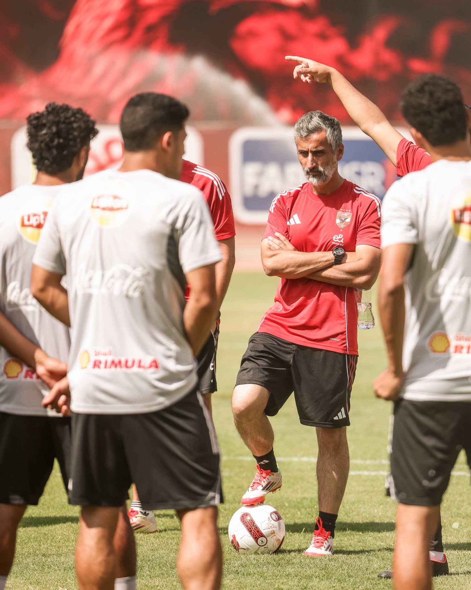 ريبيرو مع لاعبي الأهلي ريبيرو مع لاعبي الأهلي