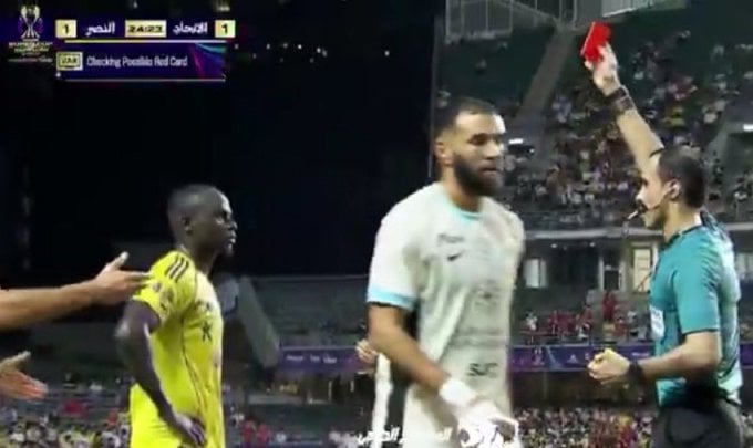 الحكم يشهر الكارت الأحمر لساديو مانى