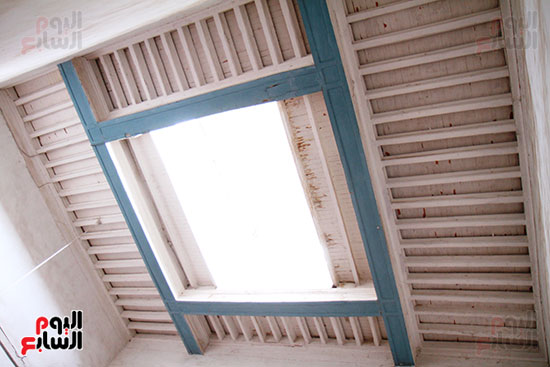 سقف المسجد المصنوع من الخشب