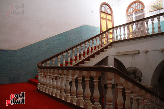 السلم المؤدي إلي الطابق الثاني