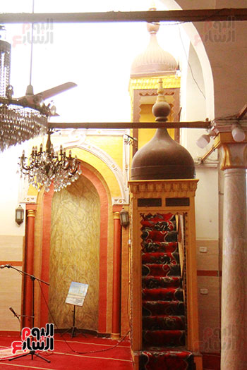 أحد التحف الخشبية