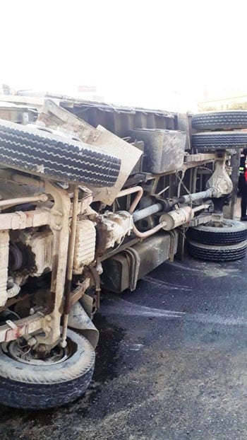 70980-انقلاب-سيارة-جامبو-واصطدامها-بملاكى-أعلى-الدائرى-اتجاه-المريوطية-(2)