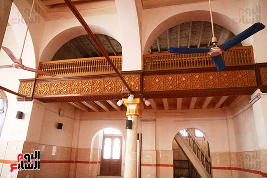 مصلي علوي للرجال مصنوع من الخشب والأربيسك