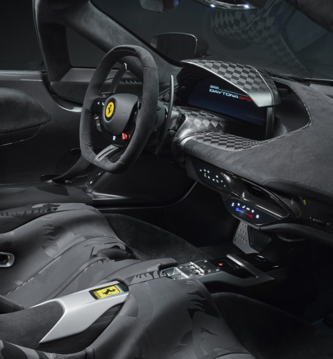 السيارة من الداخل