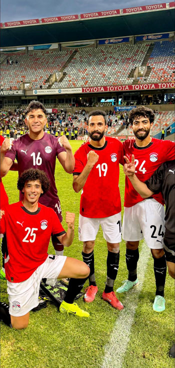 بونجا مع لاعبى المنتخب بونجا مع لاعبى المنتخب