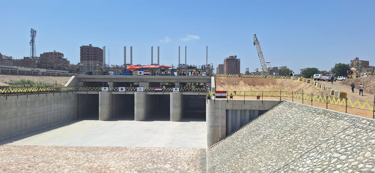 إزالة السد المؤقت بقناطر ديروط الجديدة