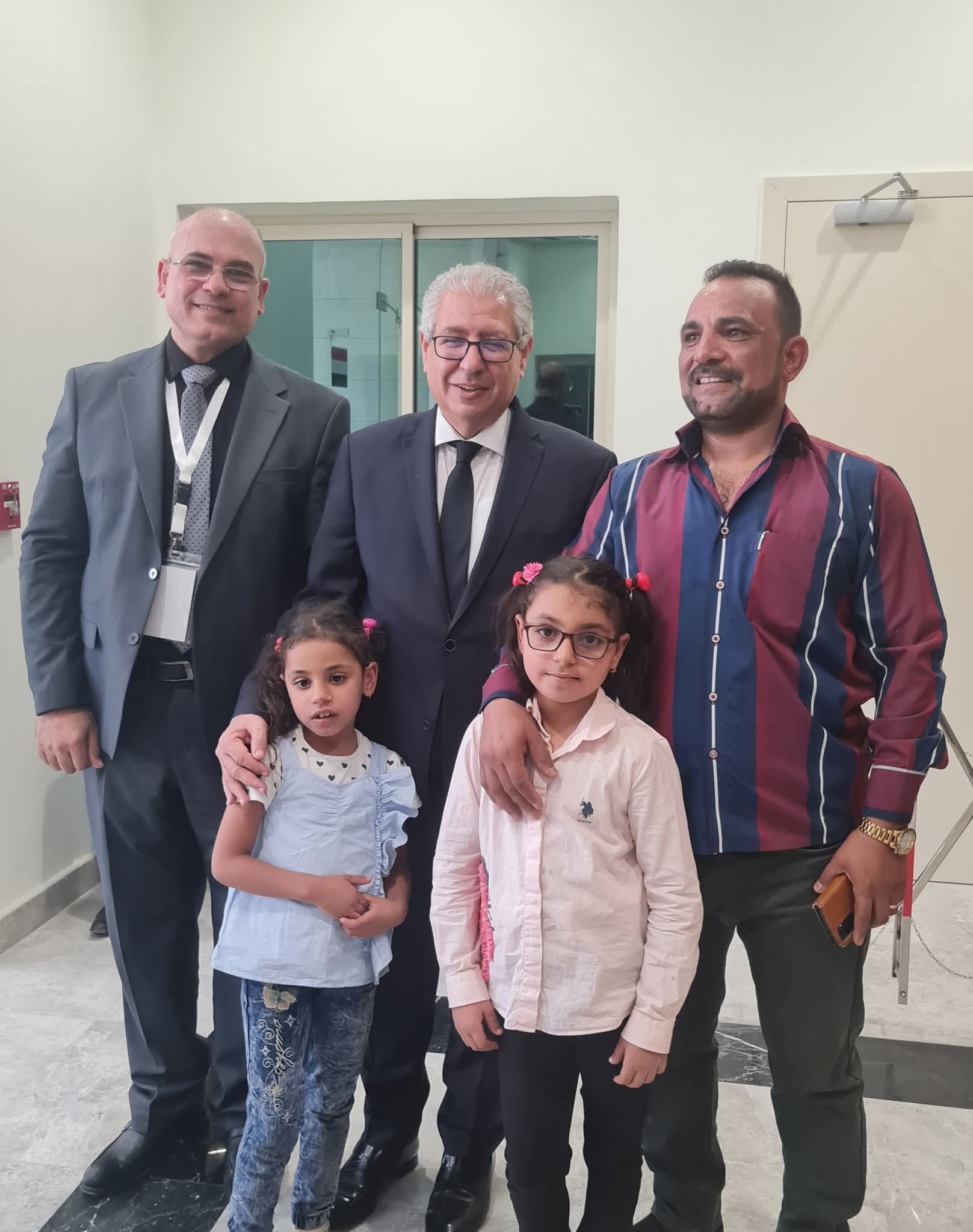 السفير المصرى وعدد من أبناء الجالية المصرية بالكويت السفير المصرى وعدد من أبناء الجالية المصرية بالكويت