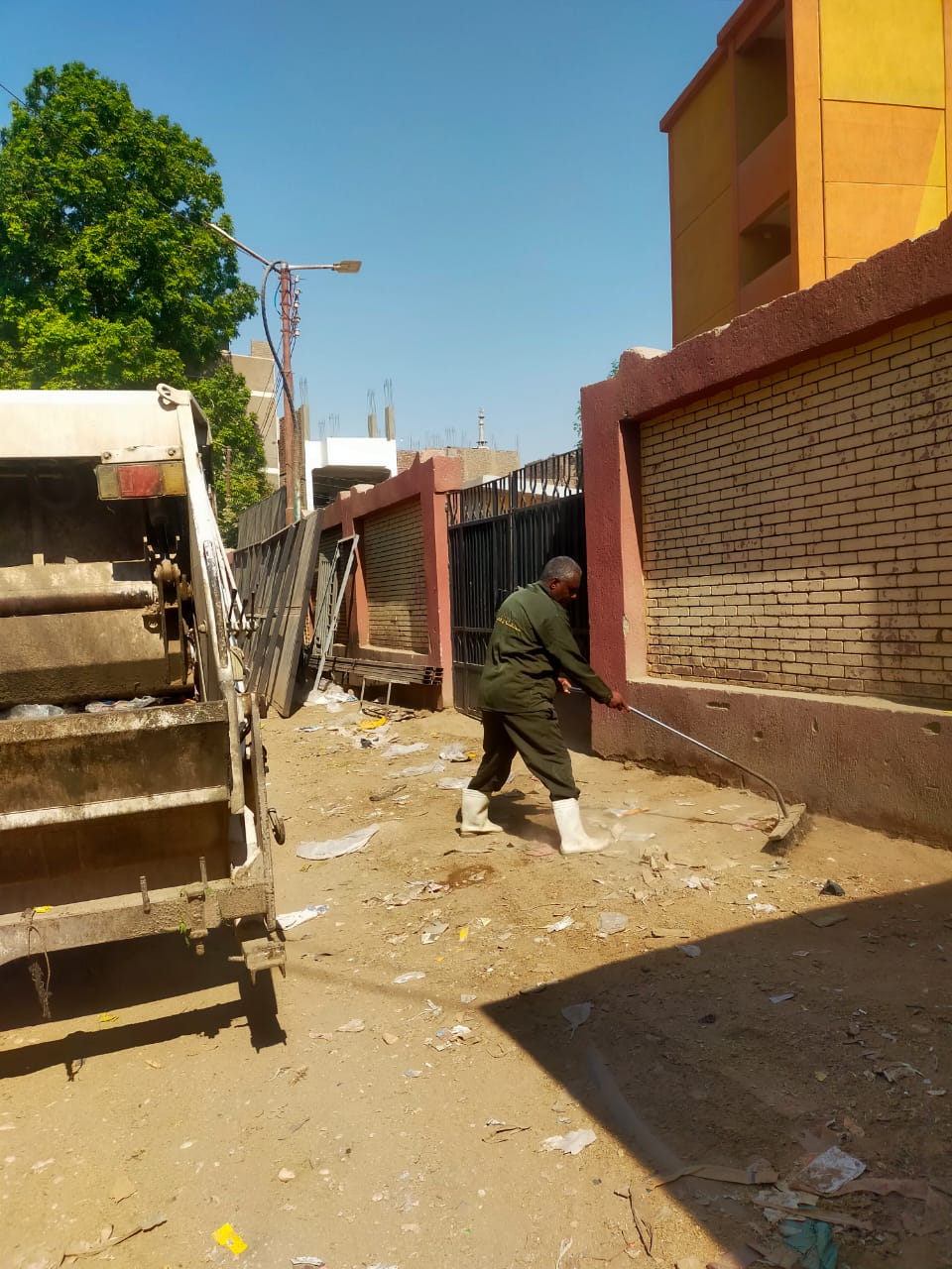 أعمال رفع الإشغالات بمحيط اللجان الانتخابية في مدينة إسنا