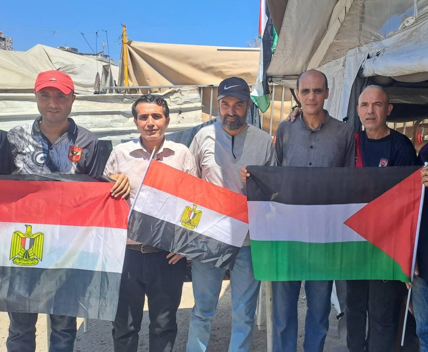 العلم المصرى إلى جانب الفلسطيني