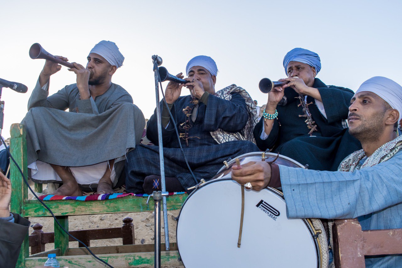 جانب من العزف على المزمار أثناء التحطيب