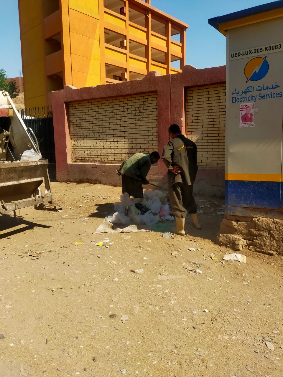حملات مكثفة للنظافة ورفع الإشغالات بمحيط اللجان الانتخابية بإسنا