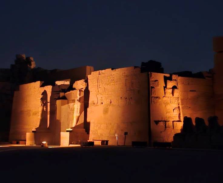عروض الصوت والضوء في معابد الكرنك لبهجة سياح العالم عروض الصوت والضوء في معابد الكرنك لبهجة سياح العالم