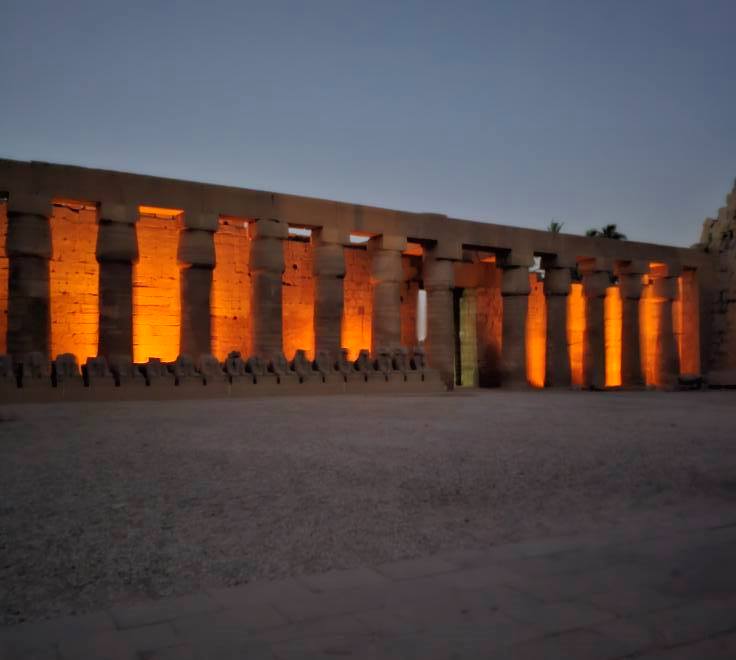عروض الصوت والضوء في معابد الكرنك مصدر بهجة مسائية للسياح عروض الصوت والضوء في معابد الكرنك مصدر بهجة مسائية للسياح
