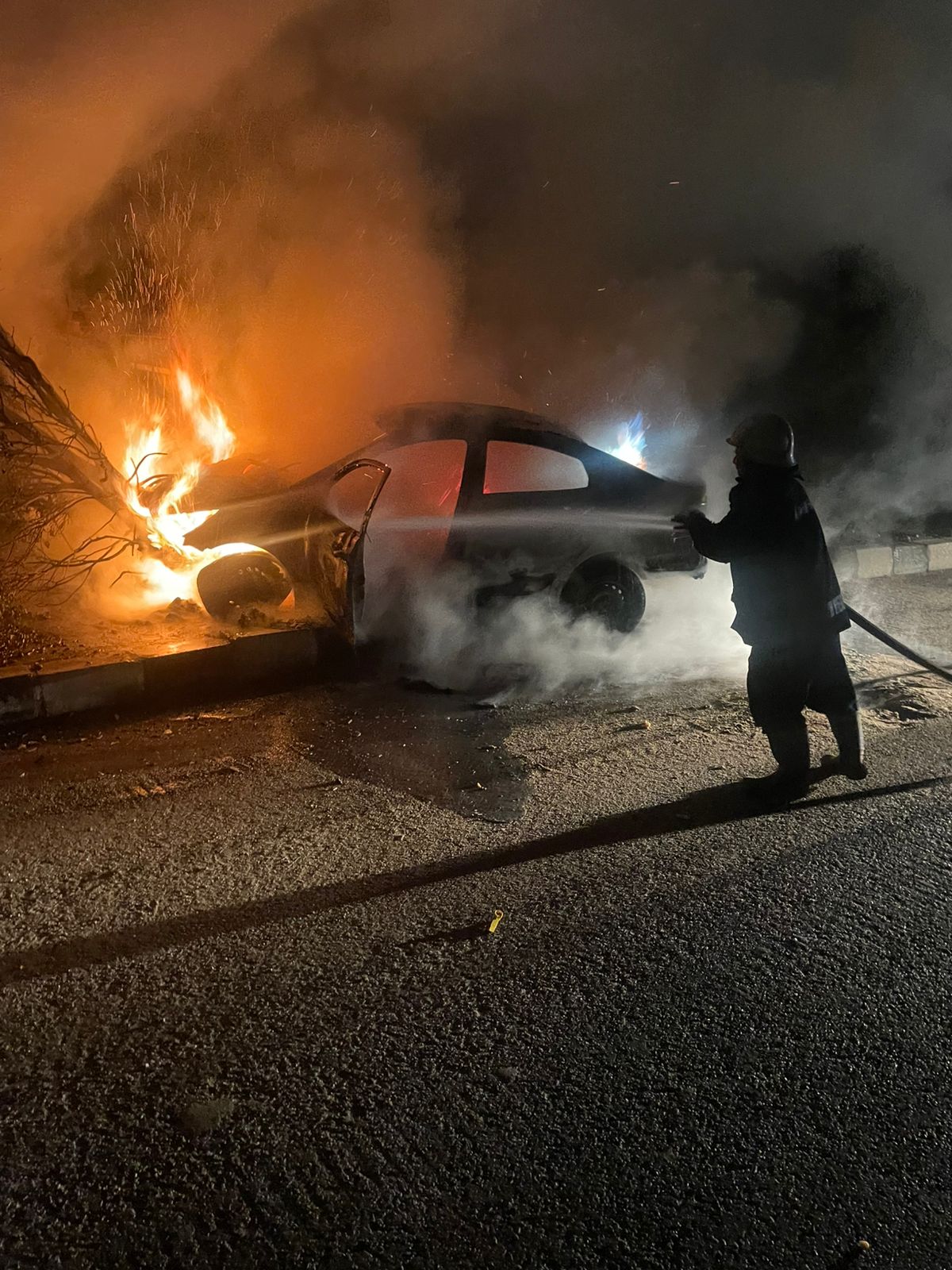 السيطرة على حريق سيارة