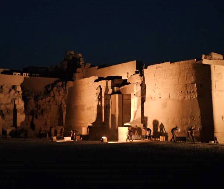 عروض الصوت والضوء في معابد الكرنك مصدر بهجة مسائية للسياح في الصيف عروض الصوت والضوء في معابد الكرنك مصدر بهجة مسائية للسياح في الصيف