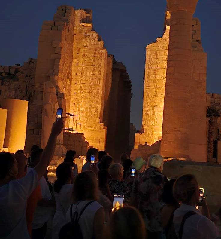 استمتاع السائحين لدى مشاهدة عروض الصوت والضوء بالكرنك استمتاع السائحين لدى مشاهدة عروض الصوت والضوء بالكرنك