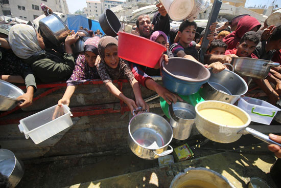 توزيع الطعام فى تكية بقطاع غزة توزيع الطعام فى تكية بقطاع غزة