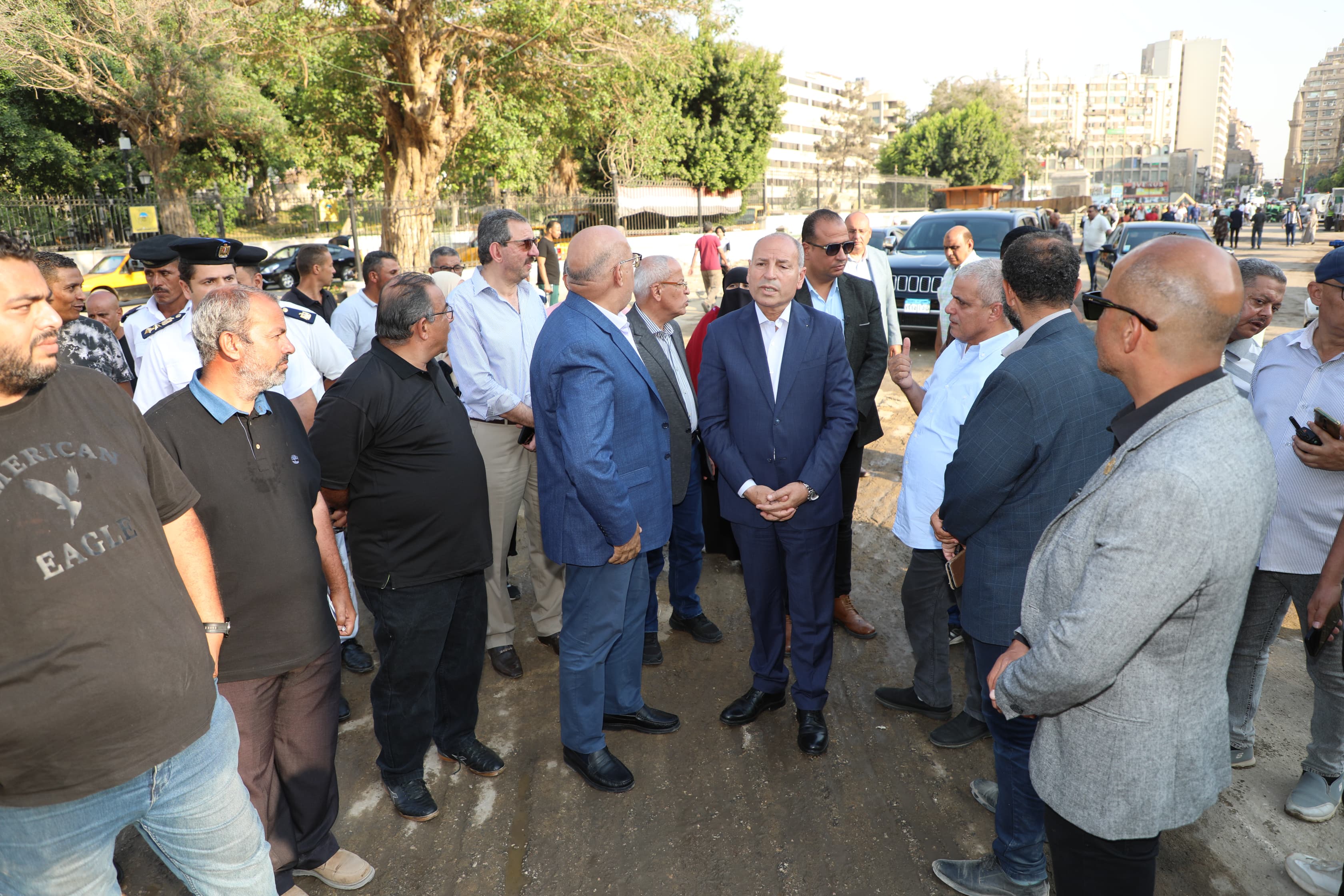 محافظ القاهرة يتفقد أعمال تطوير محيط حديقة الازبكية  (5)