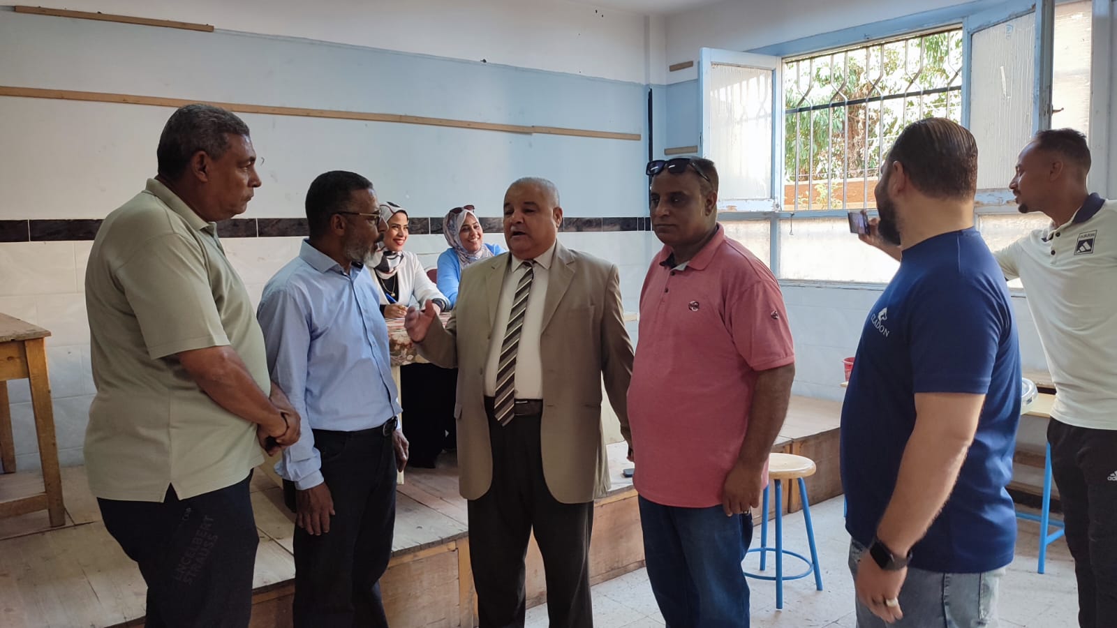 وكيل تعليم الأقصر يتابع اختبارات القبول بمدرسة الأقصر الإعدادية