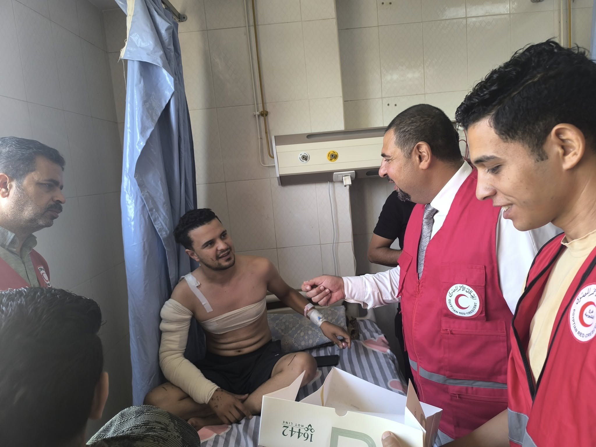 تقديم الدعم النفسي لبطل حريق بنها