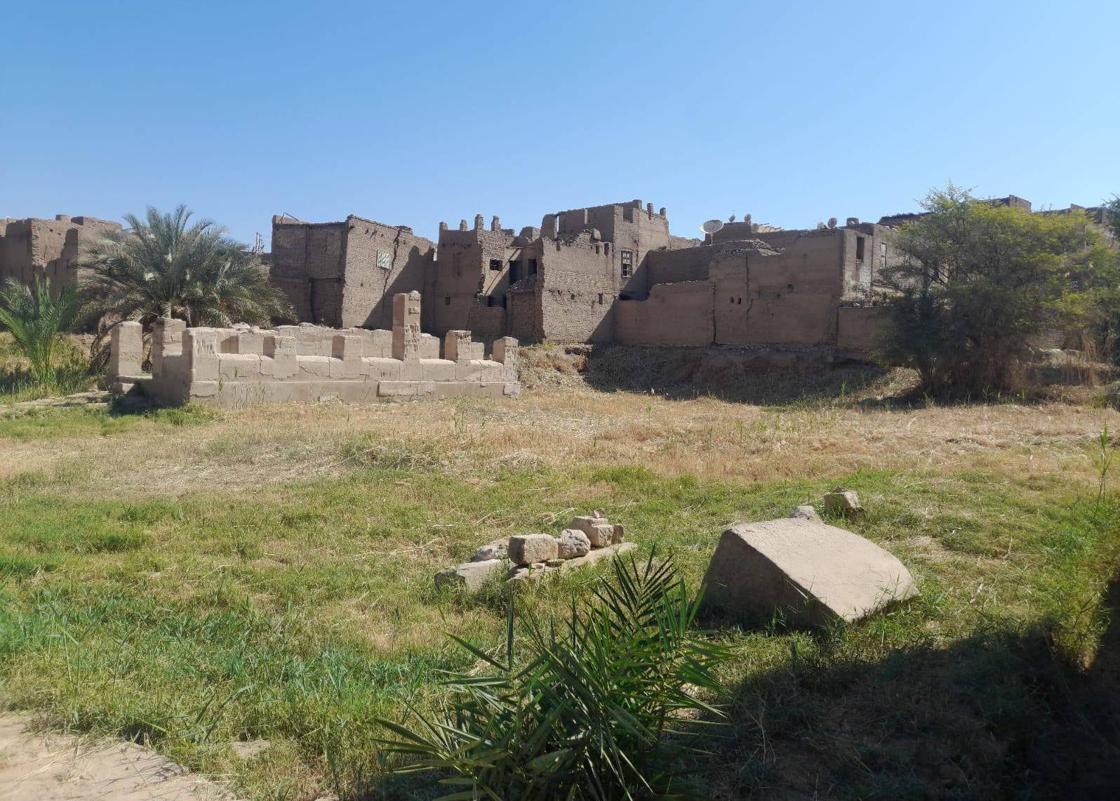 منطقة آثار الأقصر تزيل الحشائش والمخلفات لتنظيف معبد الطود منطقة آثار الأقصر تزيل الحشائش والمخلفات لتنظيف معبد الطود