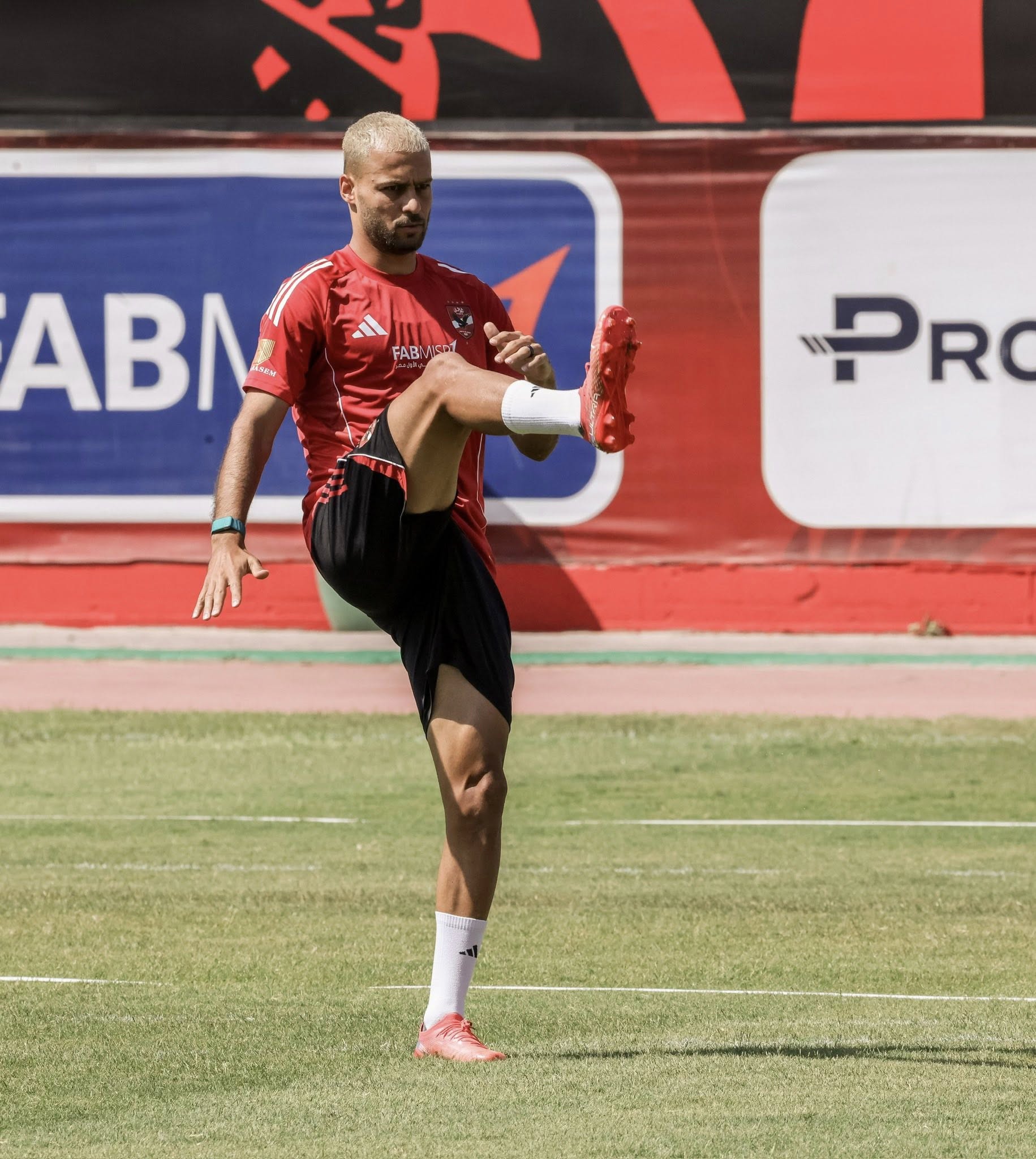 احمد رمضان بيكهام يرتدي الساعة الذكية احمد رمضان بيكهام يرتدي الساعة الذكية