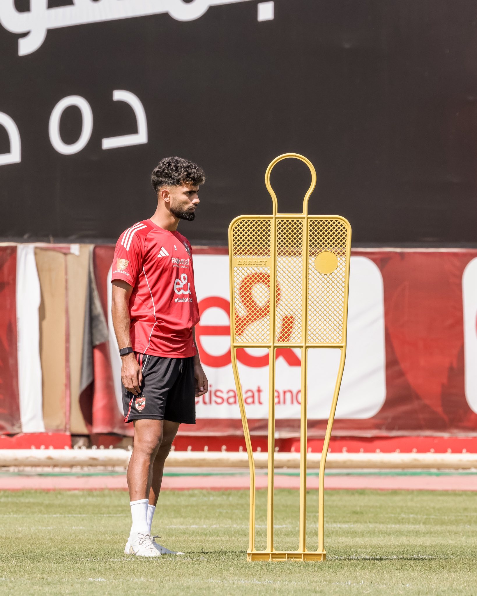 احمد رضا لاعب الأهلي يرتدي الساعة الذكية
