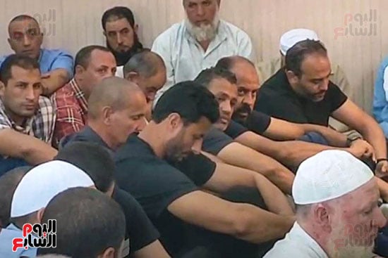 محمد الشناوي داخل المسجد اثناء الصلاة على والده (1)
