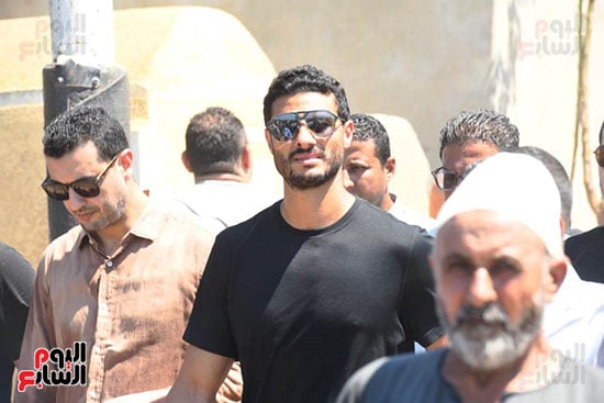 محمد الشناوي اثناء الجنازة وسط اهالي كفر الشيخ (1)